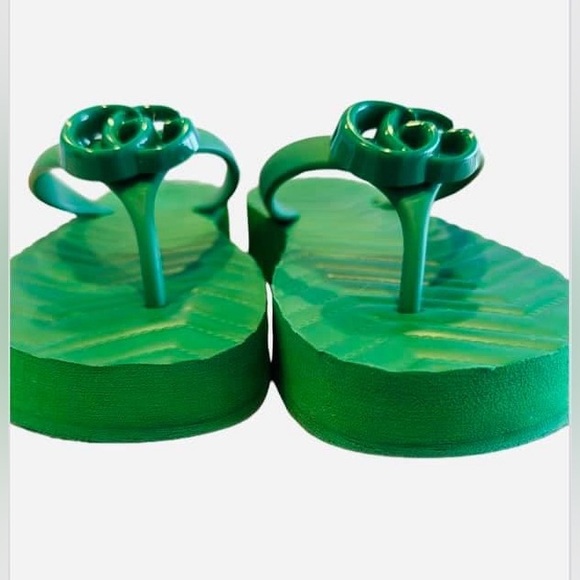 Gucci
Marmont flip flops - Picture 5 of 8